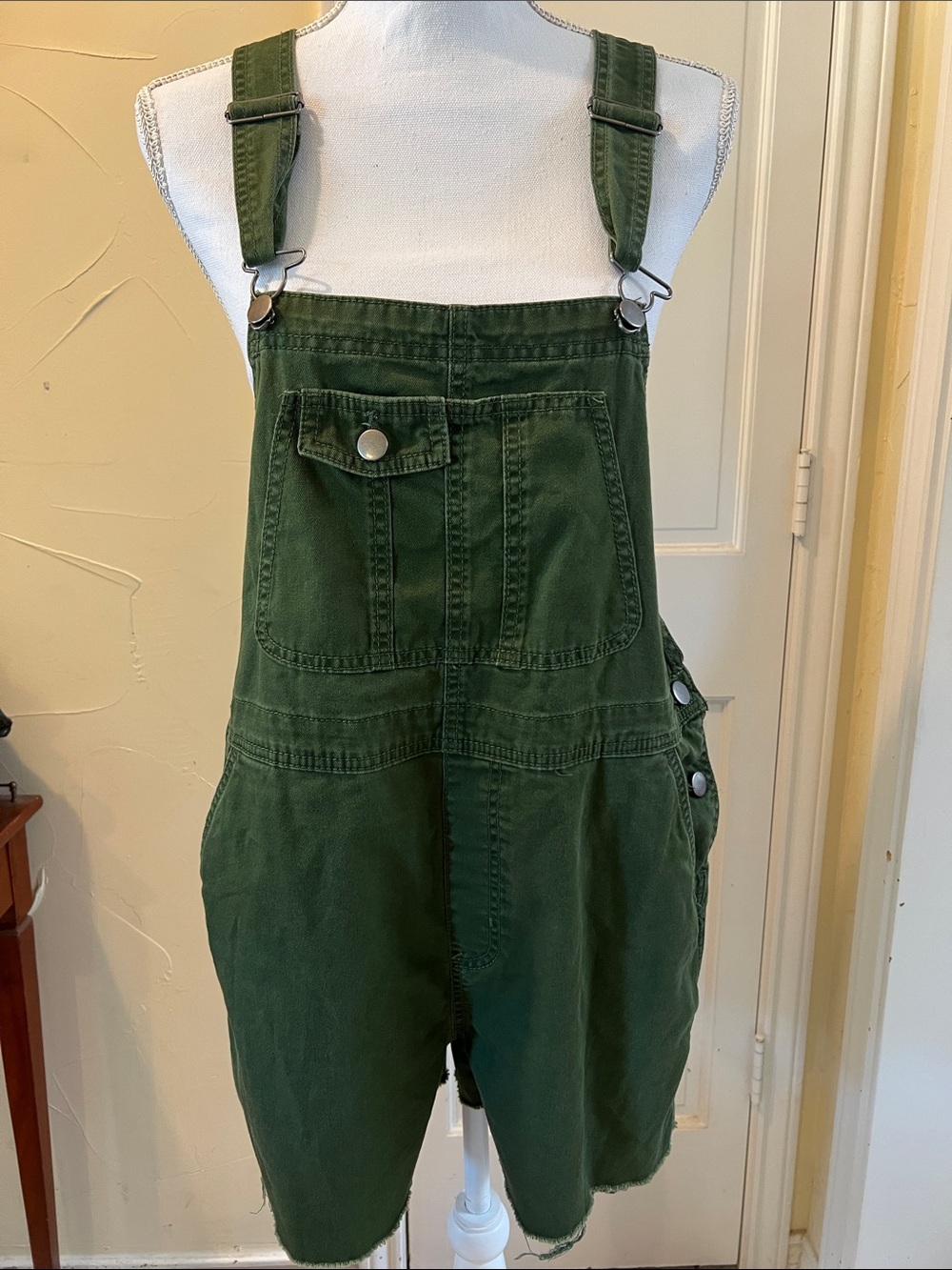 Tinseltown Juniors M Dark Olive Green Denim Overall Short. Perfect for Fall